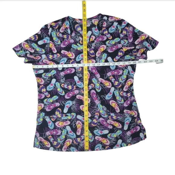 The UA Flex2 Flip Flops Black V-Neck Print Scrub Top Size Medium - Picture 5 of 6